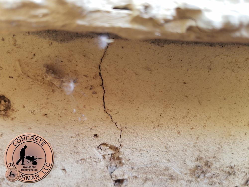 Vertical crack in an Arizona home's stem wall foundation wall